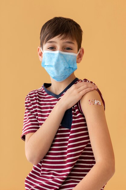 Maschera da portare del bambino del colpo medio