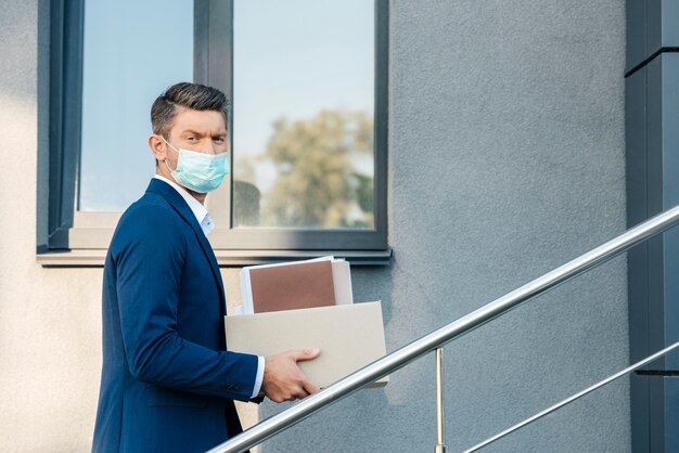 Maschera da portare dell'uomo di colpo medio