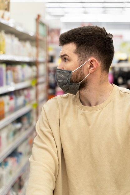 Maschera da portare dell'uomo di vista laterale