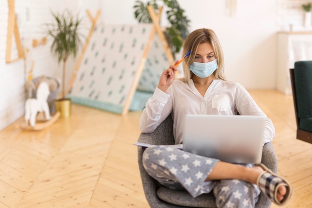 Maschera da portare della donna del colpo medio