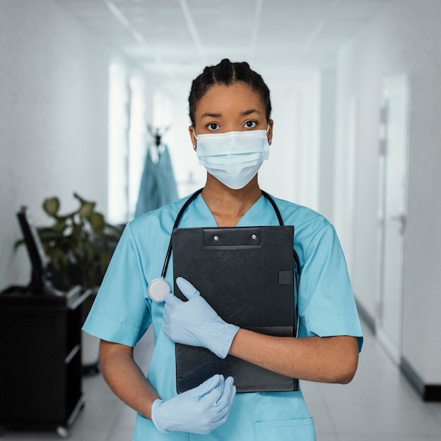 Maschera da portare della donna del colpo medio