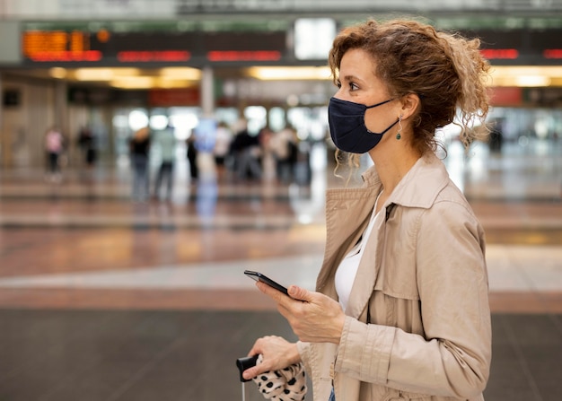 Maschera da portare della donna del colpo medio