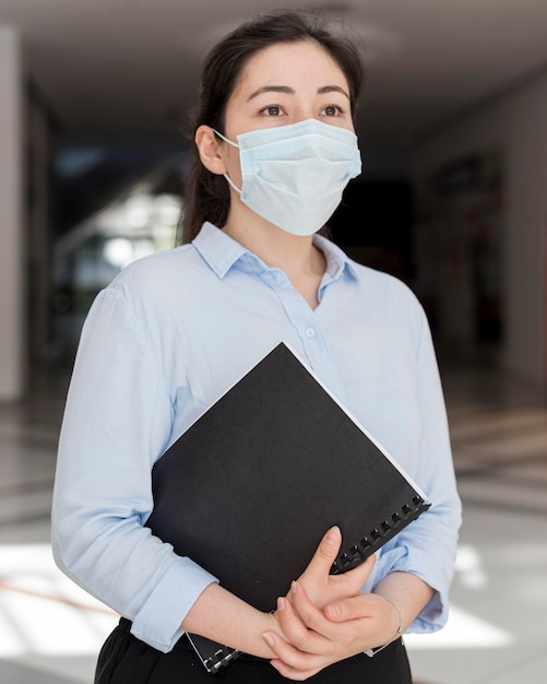 Maschera da portare della donna di affari del colpo medio