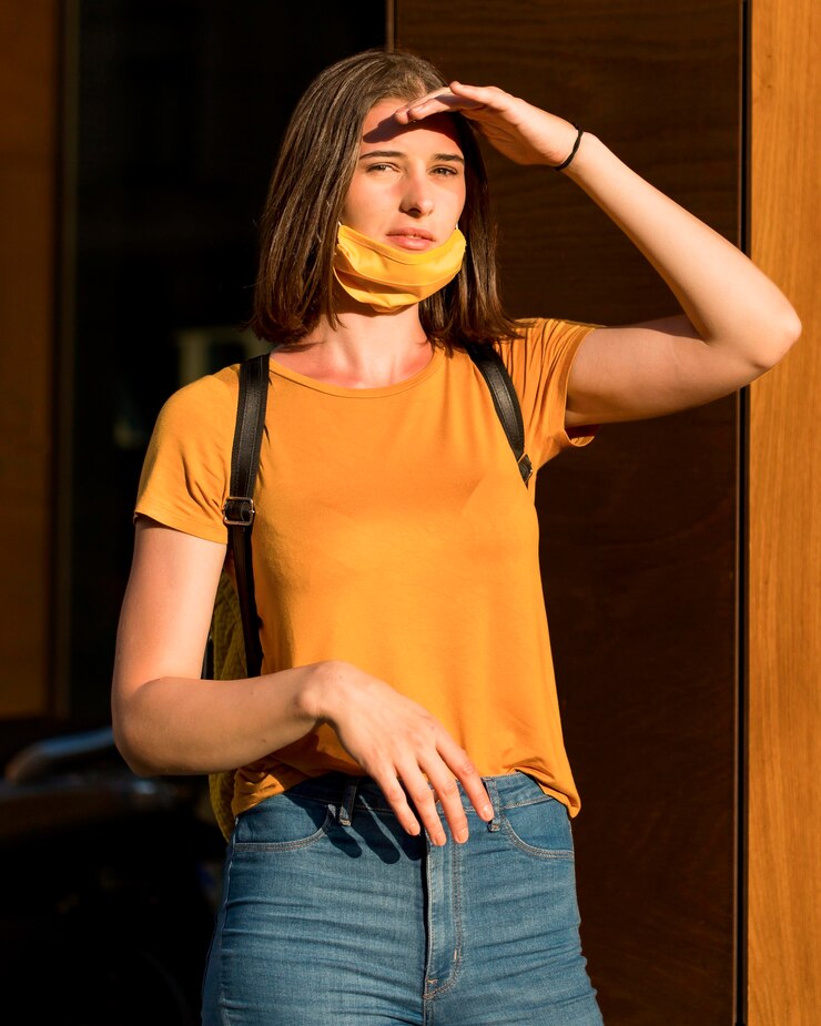 Foto gratuito maschera da portare della donna di vista frontale sul mento