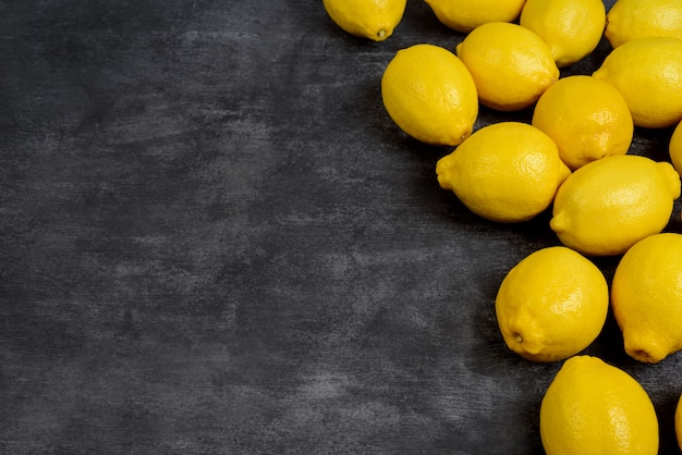 Maschera dei limoni su superficie grigia