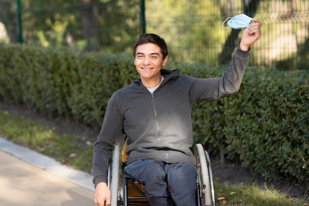 Maschera della holding dell'uomo disabile colpo medio