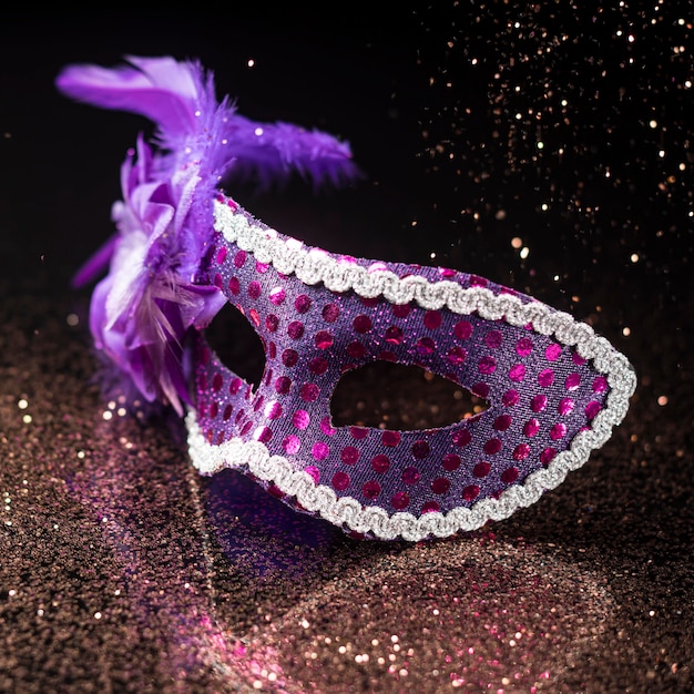 Maschera di carnevale ad alto angolo con glitter e piume