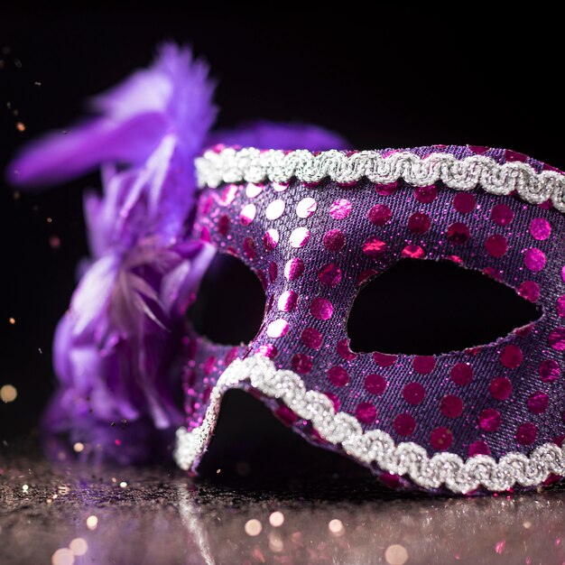 Maschera di carnevale ad alto angolo con piume e glitter