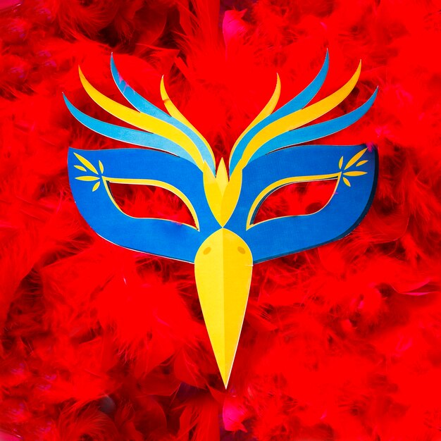 Maschera di carnevale colorato sulle piume
