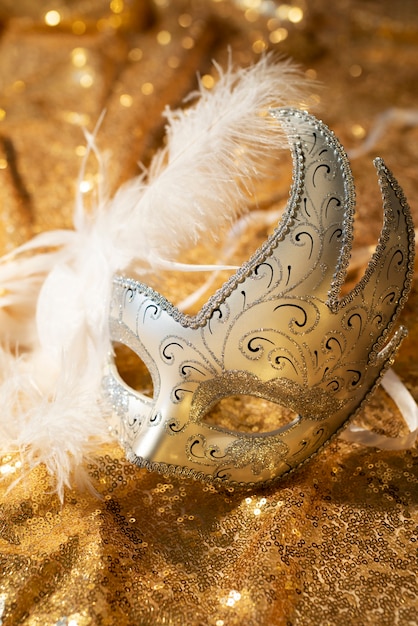 Maschera di carnevale su tessuto dorato