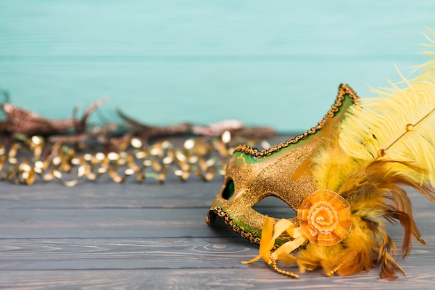 Maschera di Carnevale sul tavolo di legno