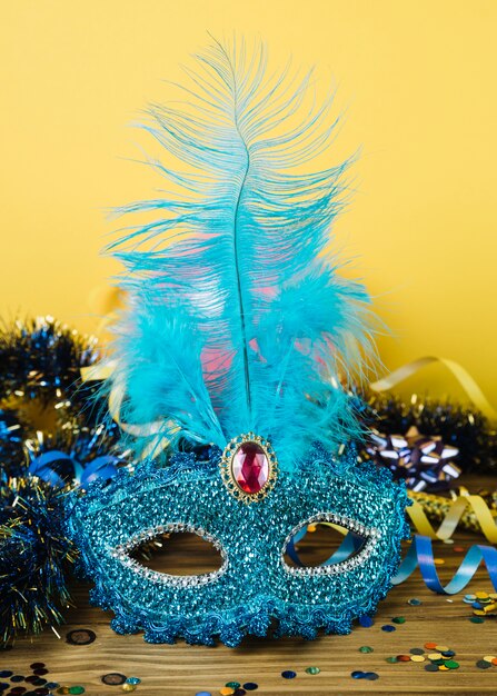Maschera di carnevale veneziano blu con piuma e materiale per la decorazione del partito