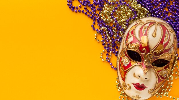 Maschera e perle eleganti di carnevale di mistero piatto laici