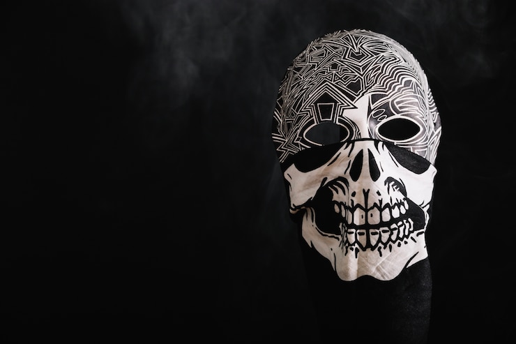 Foto gratuito maschera in bianco e nero in straccio