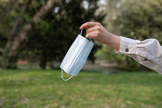 Maschera per il viso con mano vista laterale