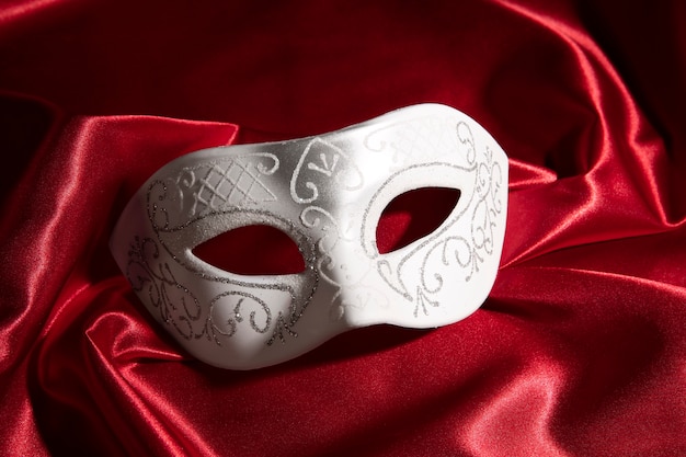 Maschera teatrale sulla tenda rossa