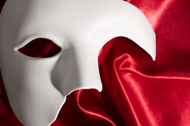 Maschera teatrale sulla tenda rossa