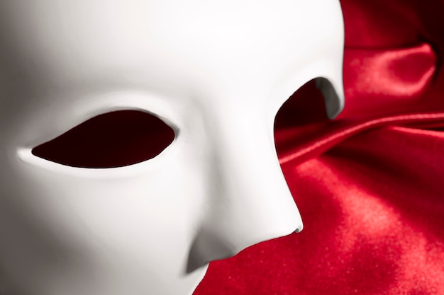 Maschera teatrale sulla tenda rossa