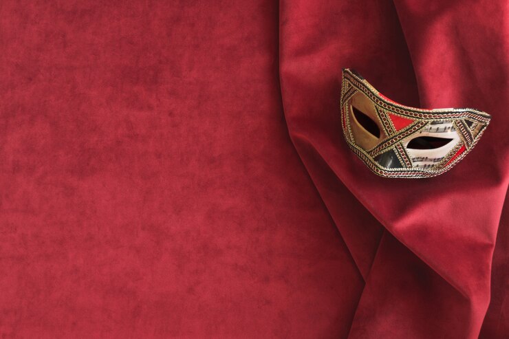 Foto gratuito maschera veneziana lunga su un tessuto rosso