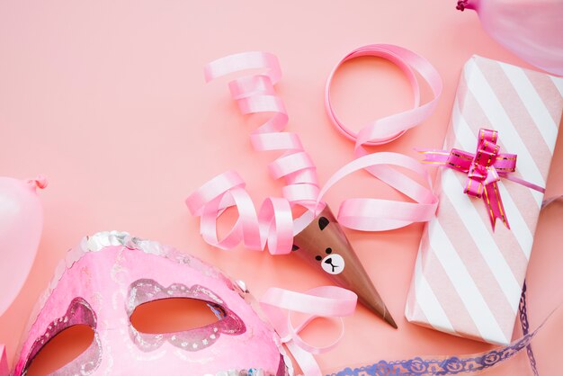 Maschera vicino a nastro e confezione regalo