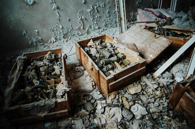 Maschere antigas per radiazioni infette sul pavimento delle scatole nella zona di alienazione della centrale nucleare di Chernobyl