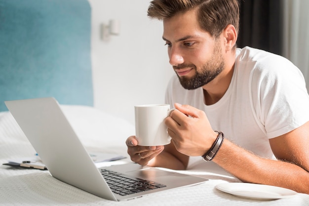 Maschio adulto casuale che gode del lavoro a casa