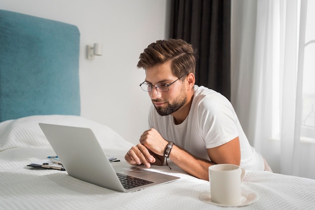 Maschio adulto casuale che gode del lavoro a casa