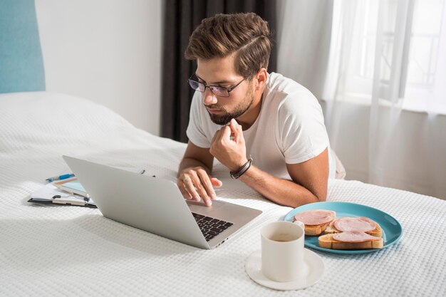 Maschio adulto casuale che gode del lavoro a casa