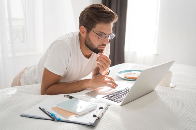 Maschio adulto casuale che gode del lavoro a casa