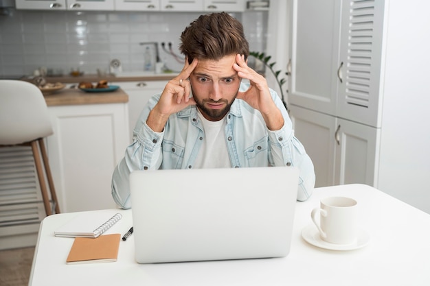 Maschio adulto casuale che lavora da casa