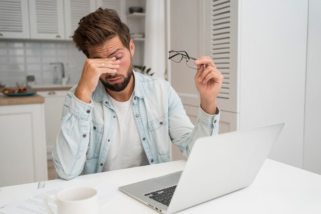 Maschio adulto casuale che lavora da casa