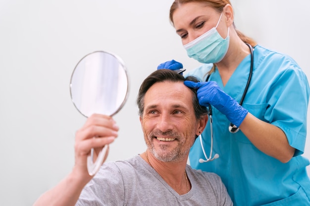 Maschio adulto che riceve un trattamento per la caduta dei capelli