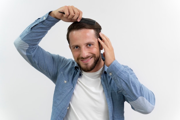 Maschio adulto che si spazzola i capelli