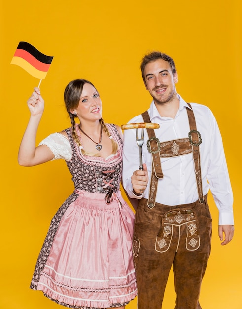 Maschio adulto e donna che celebrano più oktoberfest