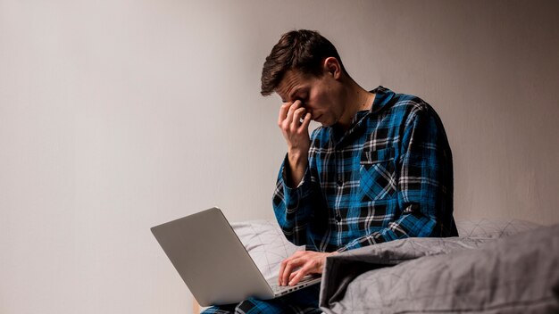 Maschio adulto stanco di lavorare di notte