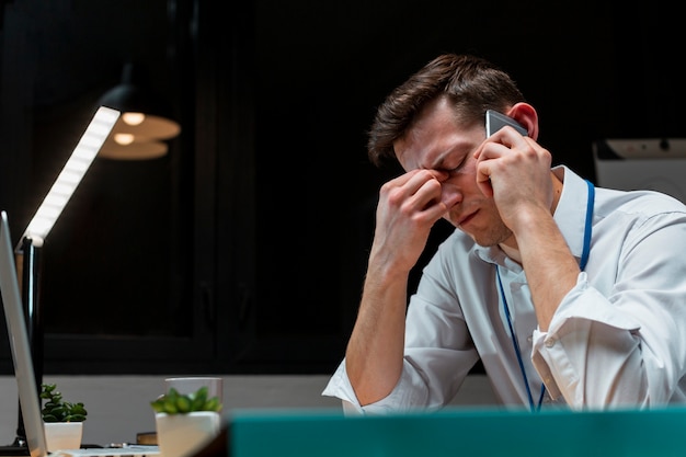 Maschio adulto stanco dopo aver lavorato di notte