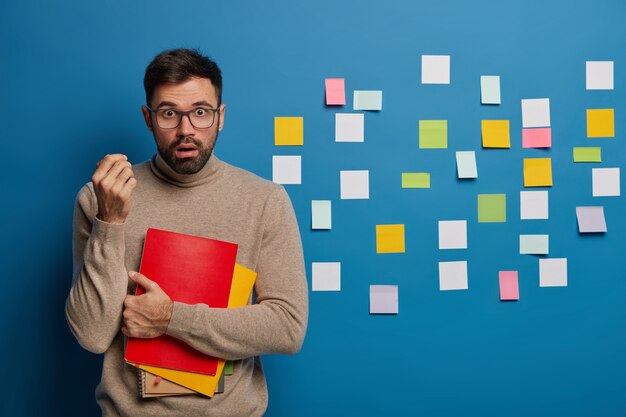 Maschio barbuto che organizza i suoi compiti utilizzando note adesive