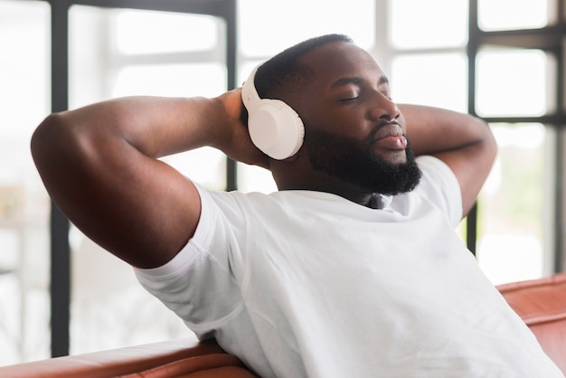 Maschio bello che si distende mentre ascoltando la musica