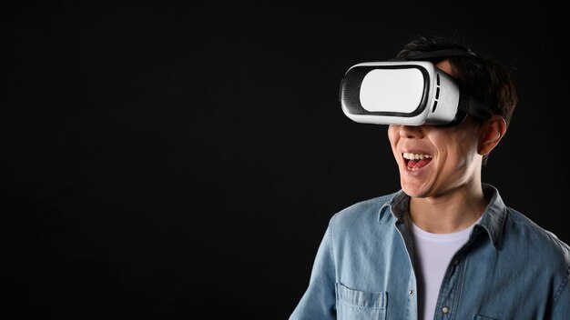 Maschio copia-spazio con cuffie per realtà virtuale