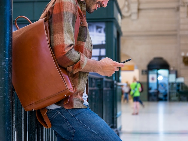 Maschio del primo piano che usando cellulare