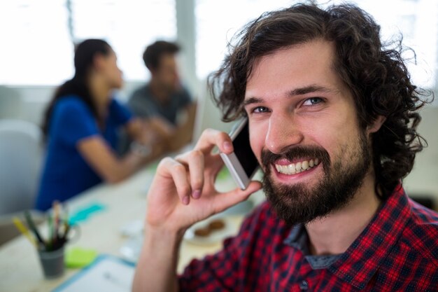 Maschio grafico che parla al cellulare