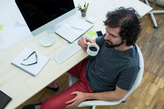 Maschio graphic designer, un caffè nero