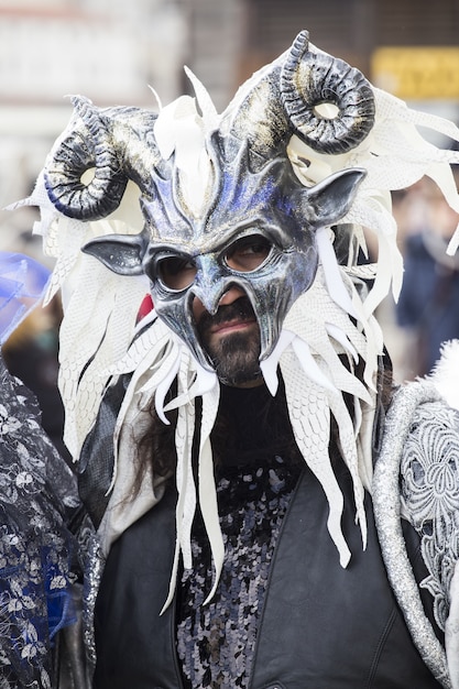 Maschio in una maschera tradizionale di Venezia durante il carnevale di fama mondiale