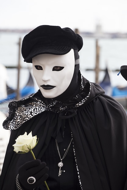 Maschio in una maschera tradizionale di Venezia durante il carnevale di fama mondiale