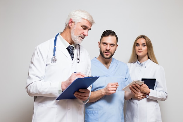 Maschio ospedale persone salute felice guardando