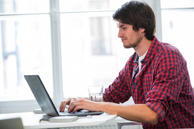 Maschio uomo d&#39;affari con laptop