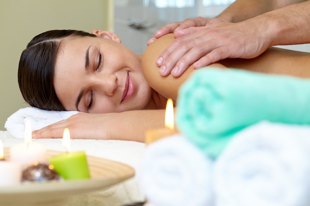 Massaggiatore facendo massaggio sul corpo della donna