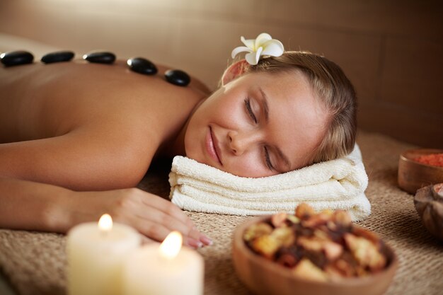 massaggio con pietre calde per rilassarsi