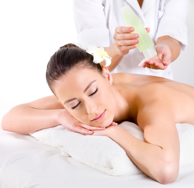 Massaggio curativo per giovane donna con oli aromatici - orizzontale - Trattamento estetico