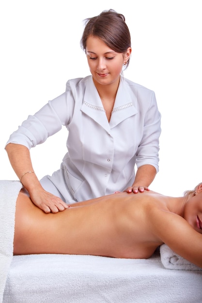 Massaggio rilassante alla schiena femminile che si diverte nel centro termale di cosmetologia.